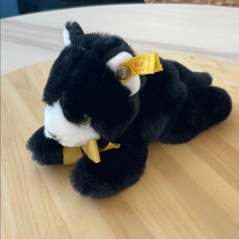 Vintage Mini Floppy black and white cat. See photos for measurements.